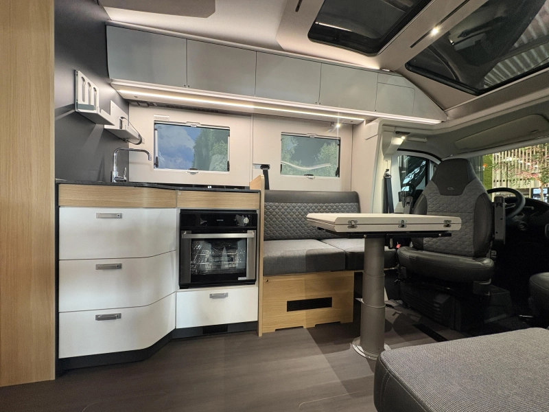 Adria Coral Plus 670 DC queensbed / automaat  foto: 11