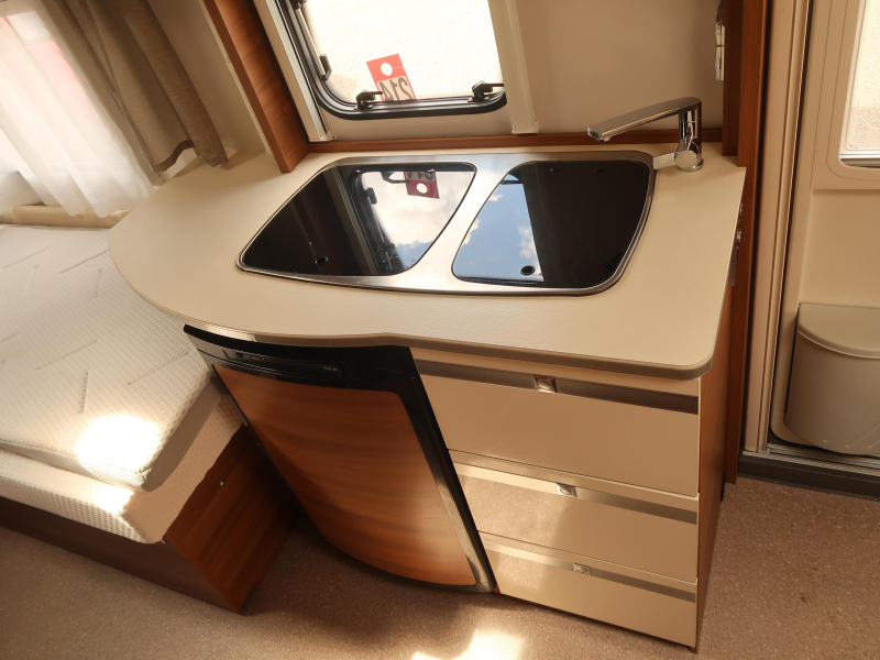 Dethleffs Nomad 470 ER MET VOORTENT ISABELLA  foto: 11