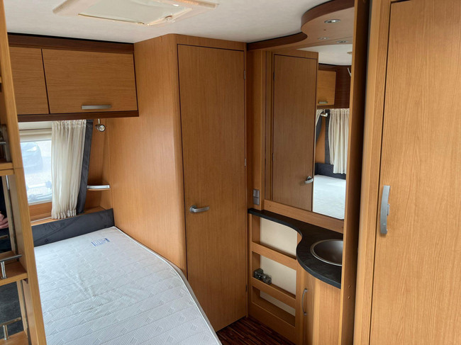Hymer Sporting 465 | Mover enti&egrave;rement automatique | Auvent comme neuf | Sommier &agrave; lattes | Coin salon convertible | Auvent | Lit fran&ccedil;ais | Porte-v&eacute;los photo : 19