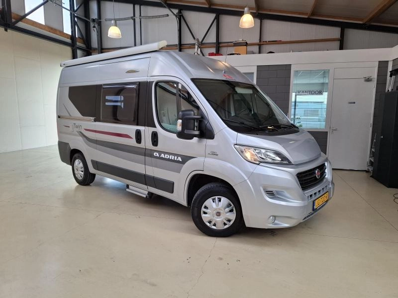 Adria Twin Titanium 540 SPT 130PK Dwars bed Airco  foto: 3