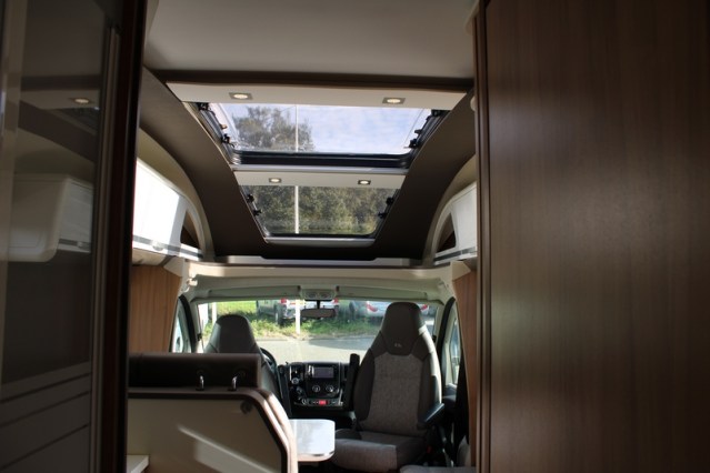Adria Coral S 670 SC met elektrisch in hoogte verstelbaar Queensbed slechts 40801 km (65  foto: 38