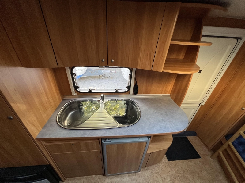 Bürstner Flipper 550 TK stapelbed  foto: 8