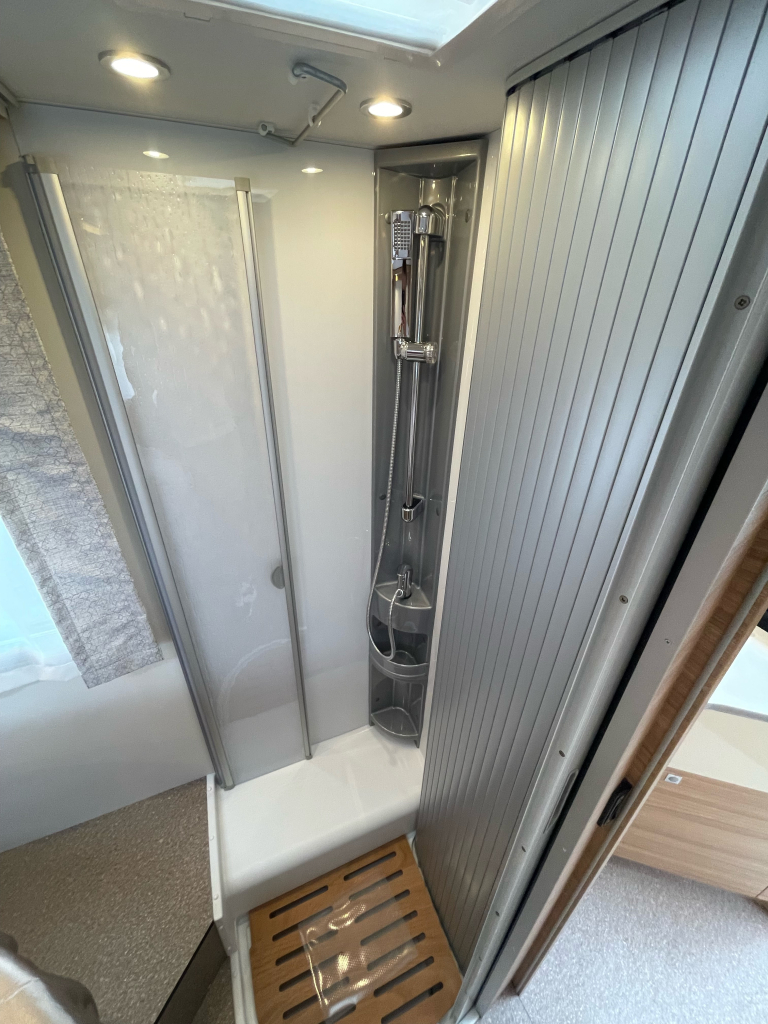 Dethleffs GLOBEBUS T6 GT CAMA QUEEN AUTOM&Aacute;TICA 6.99M foto: 8