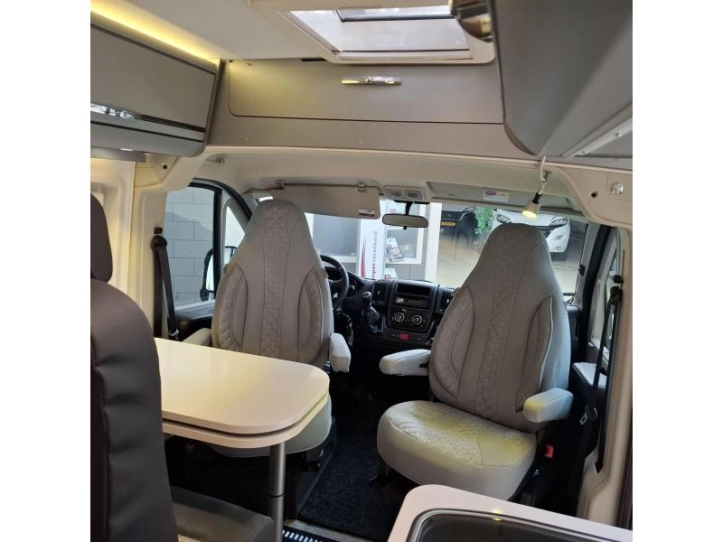 Adria Twin Titanium 540 SPT 130PK Dwars bed Airco  foto: 2