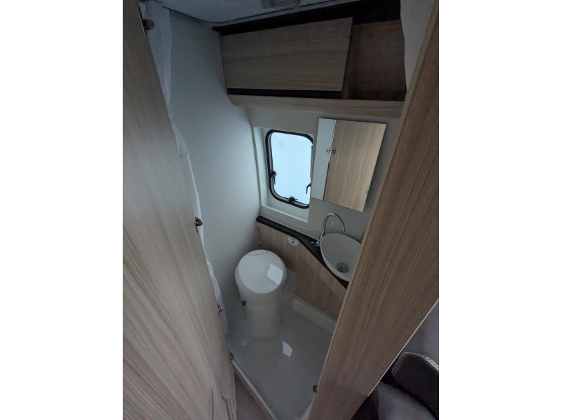 Adria Twin Axess 640 SL Lengtebedden buscamper  foto: 11