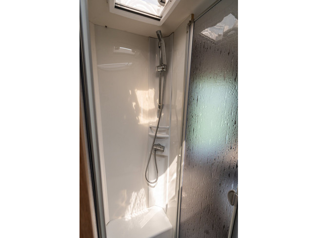 LMC Tourer Lift H 720 Half Integraal | Cruise control | Luifel | Achteruitrij camera | Douche |Toilet |4 Slaapplaatsen |