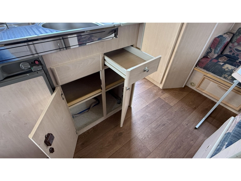 Beyerland Sprinter 430 TM 2x zitgroep vast toilet  foto: 9