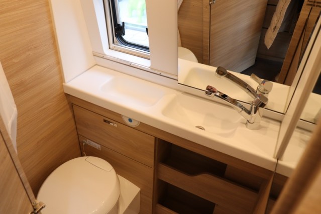 Autocaravana compacta Boxstar Street 600 de Knaus compacta 5.99 m cama transversal Fiat 140 cv (47 foto: 39