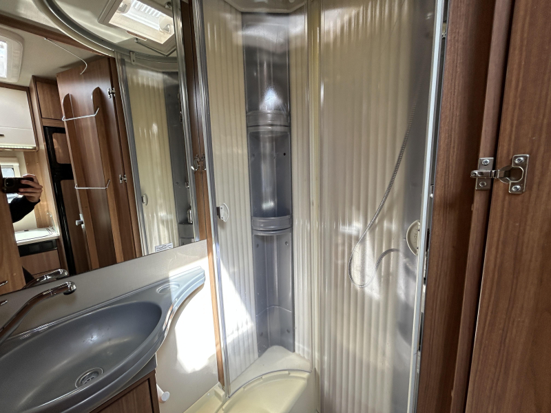 Hymer Carado ENKELE BEDDEN + HEFBED  foto: 13