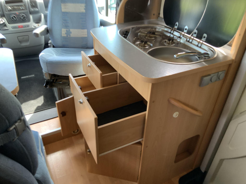 Adria   Compact   2.3 MultiJ. 130 PK , Half-integraal  , Frans-bed achter , Motor-airco , Trekhaak , Kleine camper , Bj. 2009 Camp centrum on the road Marum foto: 12