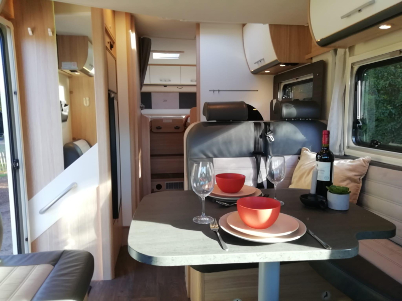 Sunlight T 68 met trekhaak  foto: 1