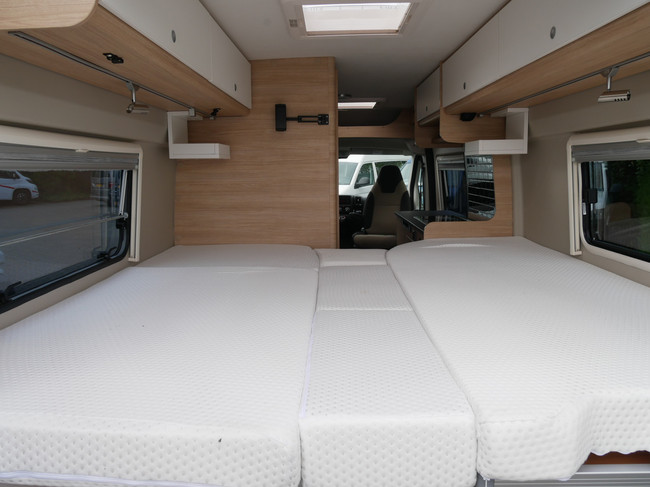 Roadcar (Pössl) R640, 6.40 Meter Buscamper, Lengtebedden foto: 19