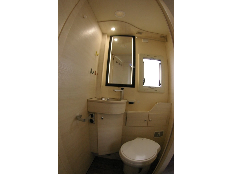 Chausson Exaltis 6028 EB Queensbed, Hefbed.  foto: 12