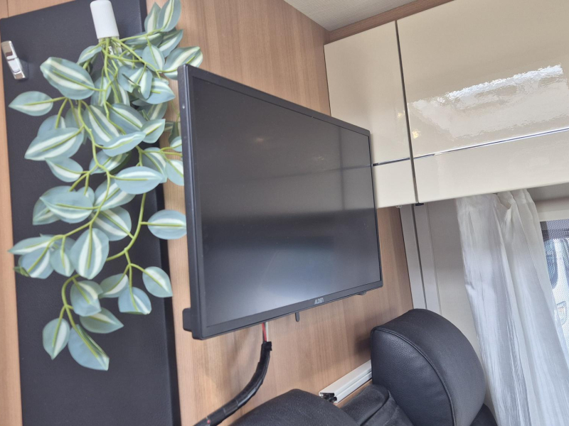 LMC Passion V 643G 150HP Single Beds photo: 10