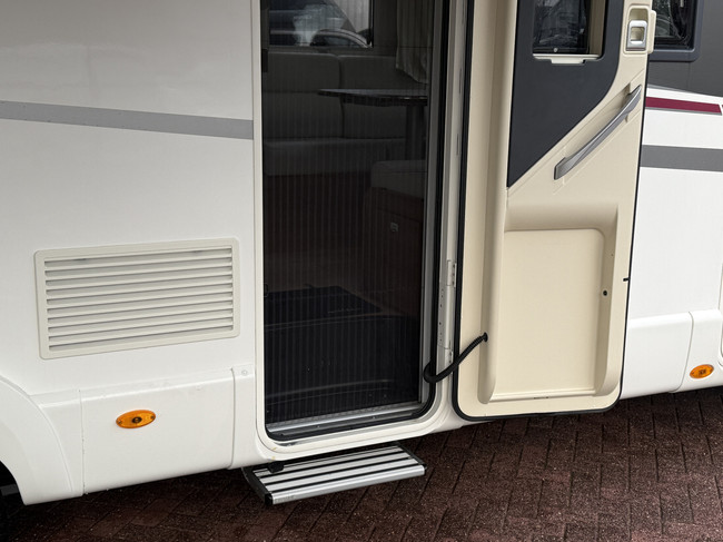 RAPIDO 896 F 160 PK face to face slechts 12.000 dkm Queensbed+hefbed luifel 2x tv camera grote garage dakairco Truma hordeur foto: 4