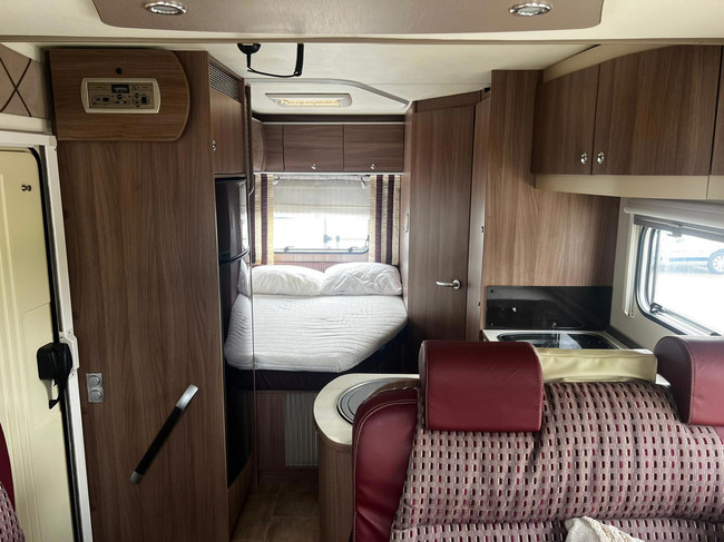 Bürstner Nieuwe Koppeling | Frans Bed | 4 Pers | Off Grid | Elektrisch Hefbed foto: 17