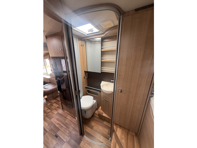 Hymer B 594 autom&aacute;tico 150 cv autocaravana muy compacta full options cama transversal+cama abatible sistema de nivelaci&oacute;n EP toldo calefacci&oacute;n estacionaria webasto aire acondicionado de techo 2x panel solar antena parab&oacute;lica el&eacute;ctrica TV garaje grande foto: 17