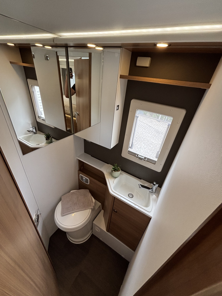 Adria MATRIX PLUS 670 SL ENKELE BEDDEN+HEFBED AUTOMAAT foto: 9