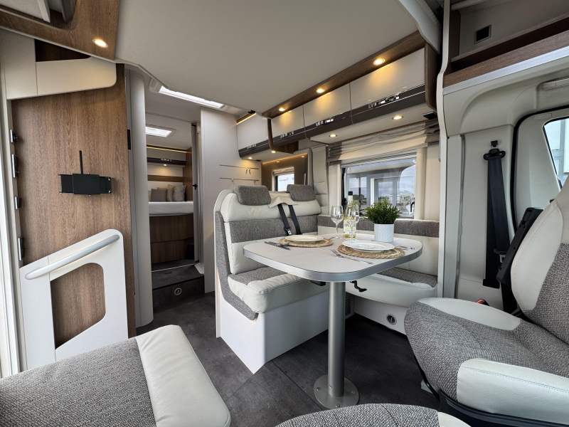 Dethleffs Trend 7057 Automaat Queensbed Hefbed  foto: 11