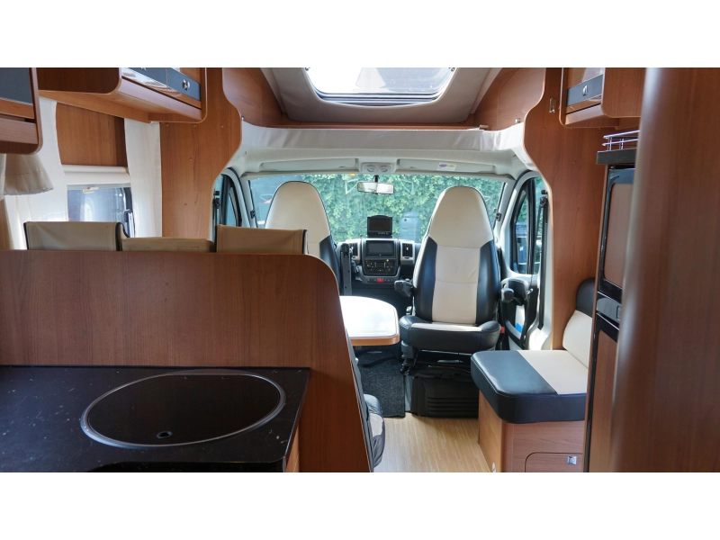 LMC Breezer 730 H Lengte bedden en hefbed  foto: 7