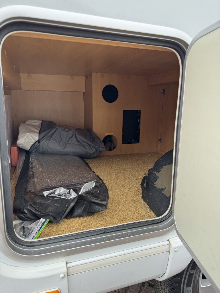 Dethleffs Globebus 1 110 PK, Dwarsbed, halve-treinzit, draaistoelen, Motor airco, nette camper, lengte 6.00 Bj. 2006 Camper centrum on the road Marum  foto: 23