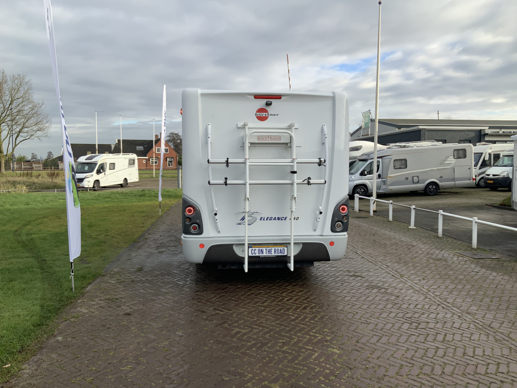B&uuml;rstner El&eacute;gance 660 Integral, Cama francesa y cama abatible, Asientos giratorios, Patas de apoyo hidr&aacute;ulicas, A&ntilde;o 2004 Camper Centrum On the Road en Noorderringweg 4 en Marum. foto: 28