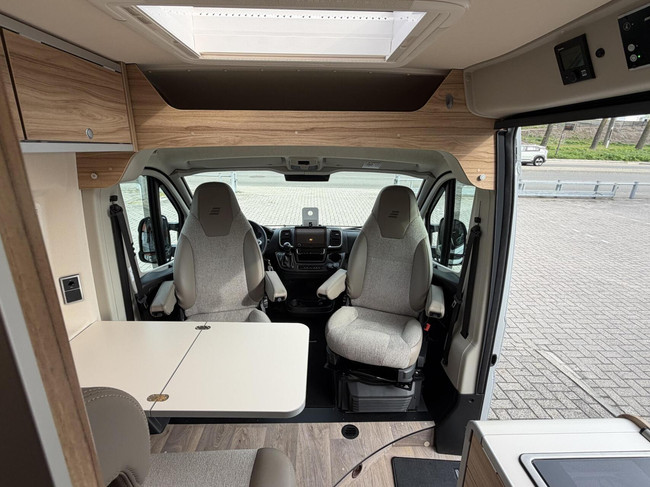 Hymer Yellowstone Cross-Over 180PK 9T-Automaat Enkele Bedden Zonnepanelen foto: 13