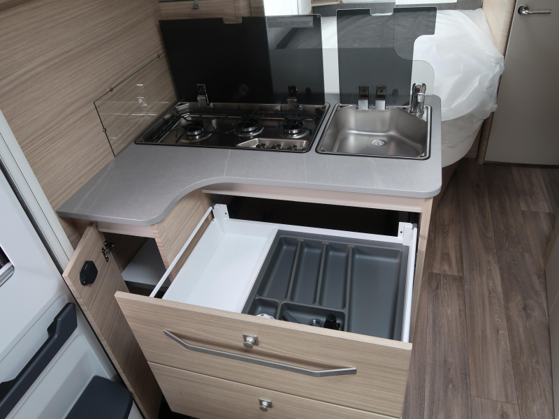 Fendt Bianco Activ 495 SFE MET MIDDEN-DWARS KEUKEN !  foto: 14