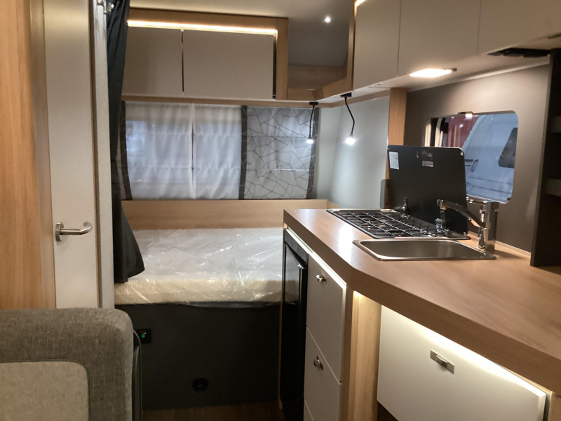 Knaus Sport 420 QD cama transversal foto: 3