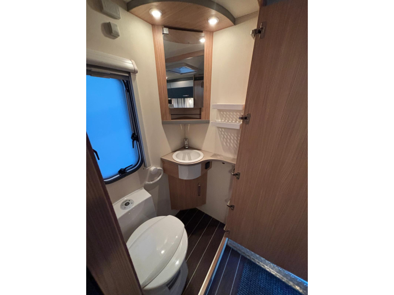 Knaus Sport and Fun 480 QL Mover Cassette awning photo: 16