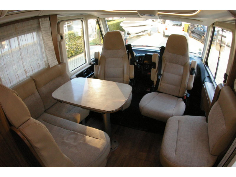 Hymer B 444 DL Hefbed, zeer compact.  foto: 8
