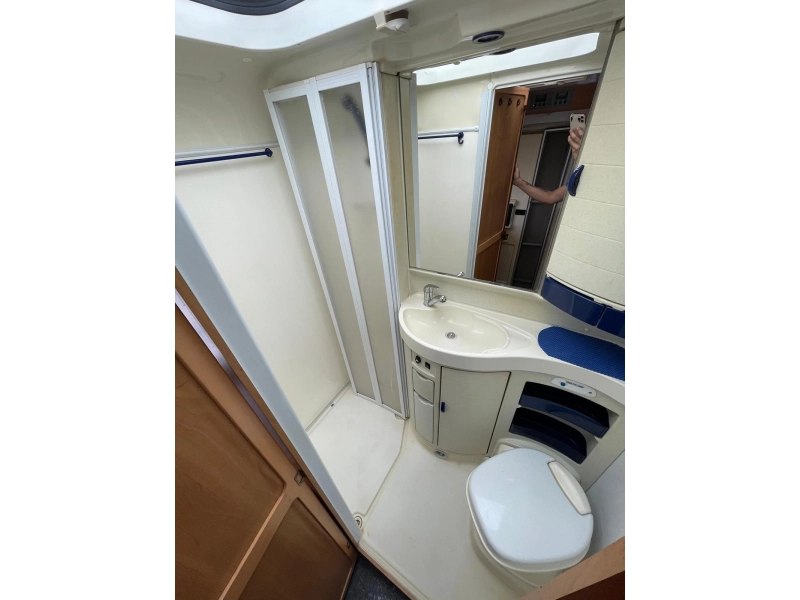 Hymer B 584 Hefbed bar-indeling 2000  foto: 15