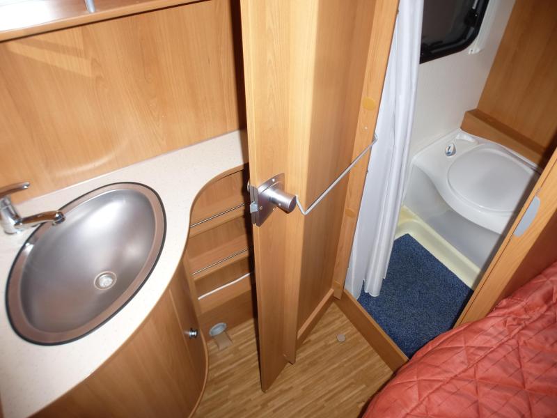 Dethleffs Beduin 515 DB voortent zeer ruim  foto: 7