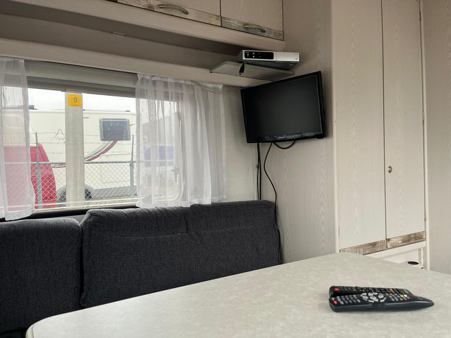 Knaus Sport 2404 | Auvent | Mover semi-automatique | Lit fixe | Dinette (coin salon rond) | Chauffage | Toilette &agrave; cassette | Galerie de toit/&eacute;chelle photo: 9