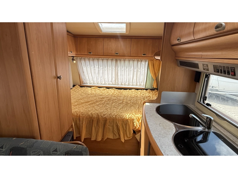 Hobby Excellent Easy 400 SF transverse bed train seat toilet photo: 2