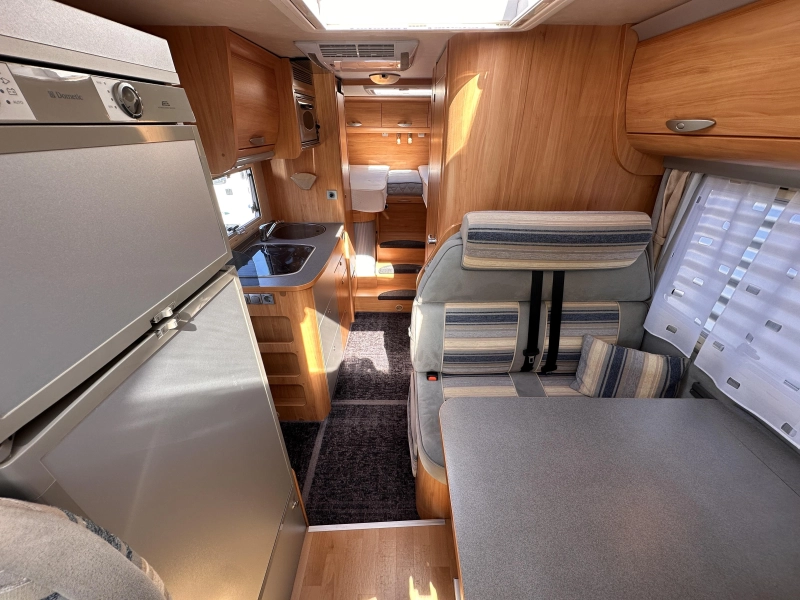Adria Coral 660 SL 160PK Lengtebedden Airco  foto: 5