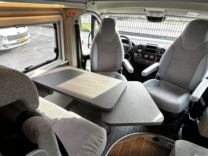 Weinsberg CaraTour 600 MQ Dwarsbed/9-traps automaat  foto: 9