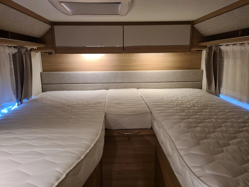 LMC Breezer V 643 G Lengtebedden/Schotel  foto: 11