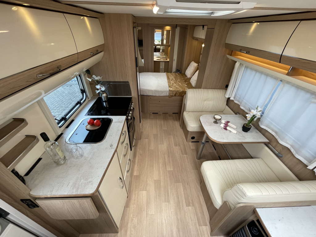 LMC Caravans Exquisite 685 VIP QUEENSBED + RONDZIT TANDEMASSER 2025 ! foto: 12