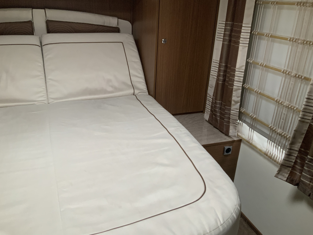 Bürstner Aviano 727 2.3 AUTOMAAT  150  PK integraal ,  Motor-airco  , Queens-bed , gelijkvloers , zij  zitgroep Bj. 2012 Camper centrum on the road foto: 12