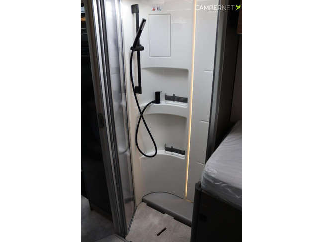 Hymer GT-S 685 170pk Automaat | Face to Face | Oven | Dieselverwarming | Winterpakket | Gescheiden Douche | Lengtebedden | Nieuw uit v foto: 23