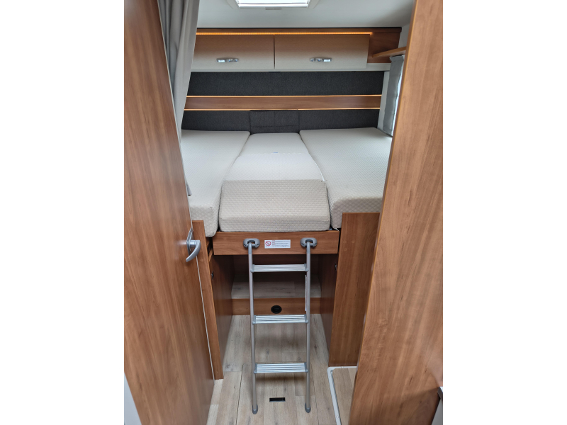 Dethleffs Trend T 7057 EB -9 traps automaat-hefbed  foto: 16
