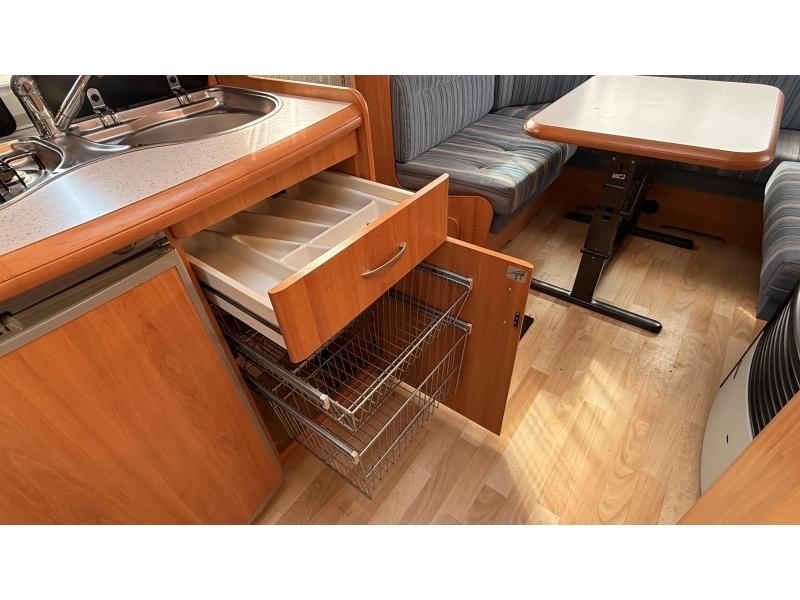 Hobby De luxe Easy 495 UL lits jumeaux salon rond photo : 9
