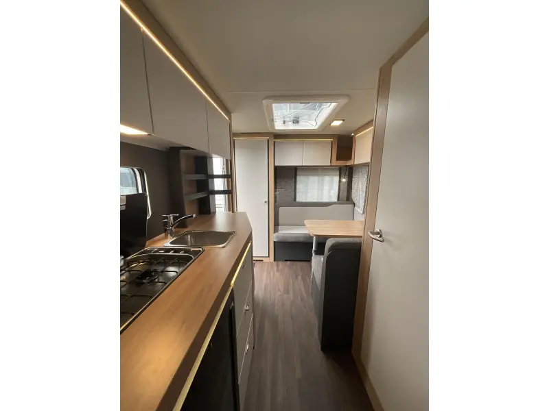 Knaus Sport 420 QD DWARS BED-XL KEUKEN  foto: 6