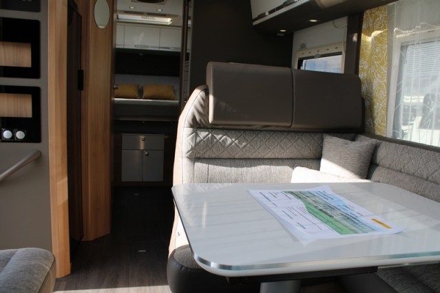 Adria Coral S 670 SC met elektrisch in hoogte verstelbaar Queensbed slechts 40801 km (65  foto: 25