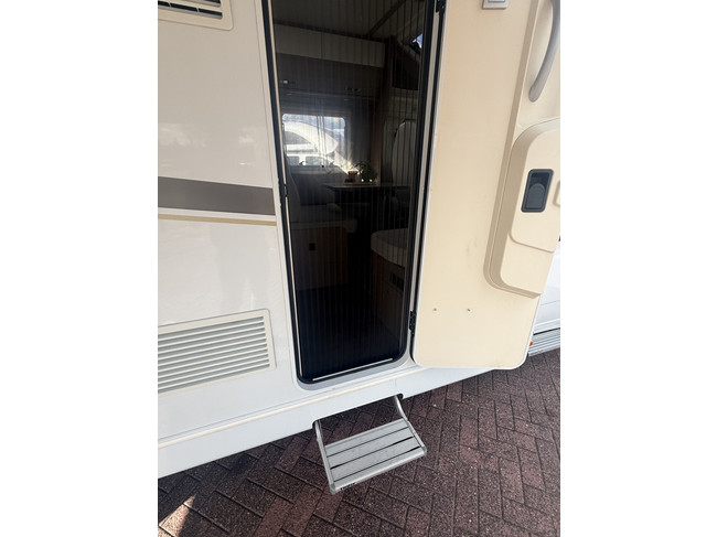 Hymer carado T 447 autom&aacute;tico camas individuales toldo aire acondicionado de techo panel solar antena parab&oacute;lica el&eacute;ctrica TV c&aacute;mara portabicicletas garaje grande nevera XXL foto: 4