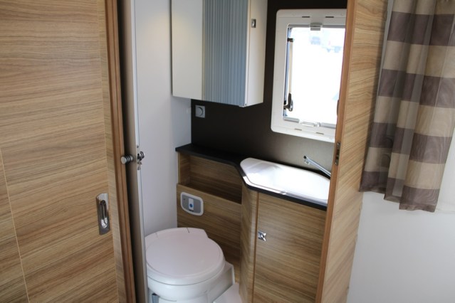 Robuuste Adria Matrix M 670 SK AUTOMAAT 5 gordelplaatsen Queensbed + hefbed (71  foto: 59