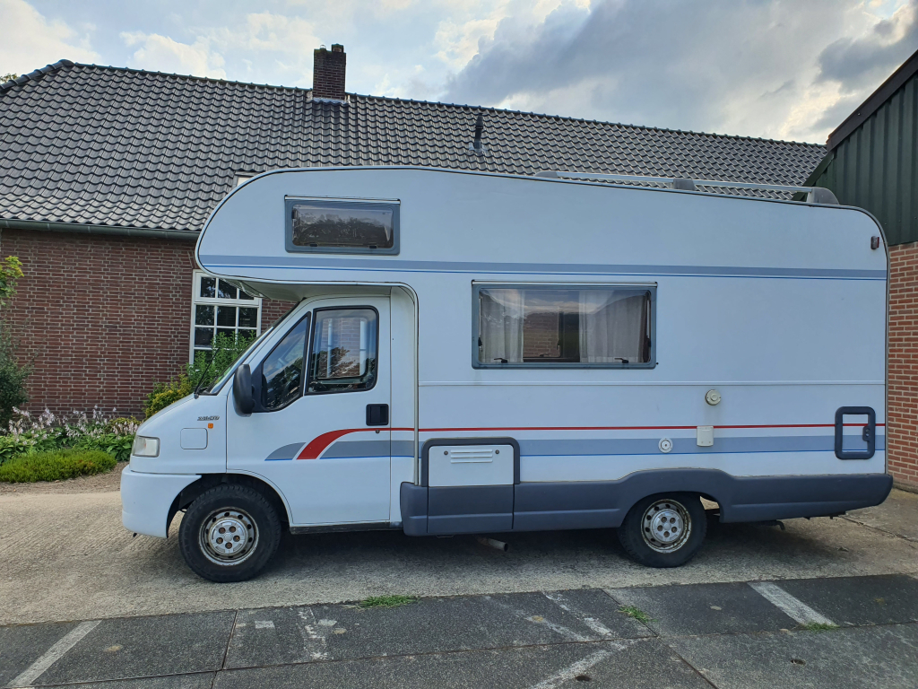 Fiat    2.8 tdi Bürstner 2 zonnepanelen 6 zitplaatsen foto: 1