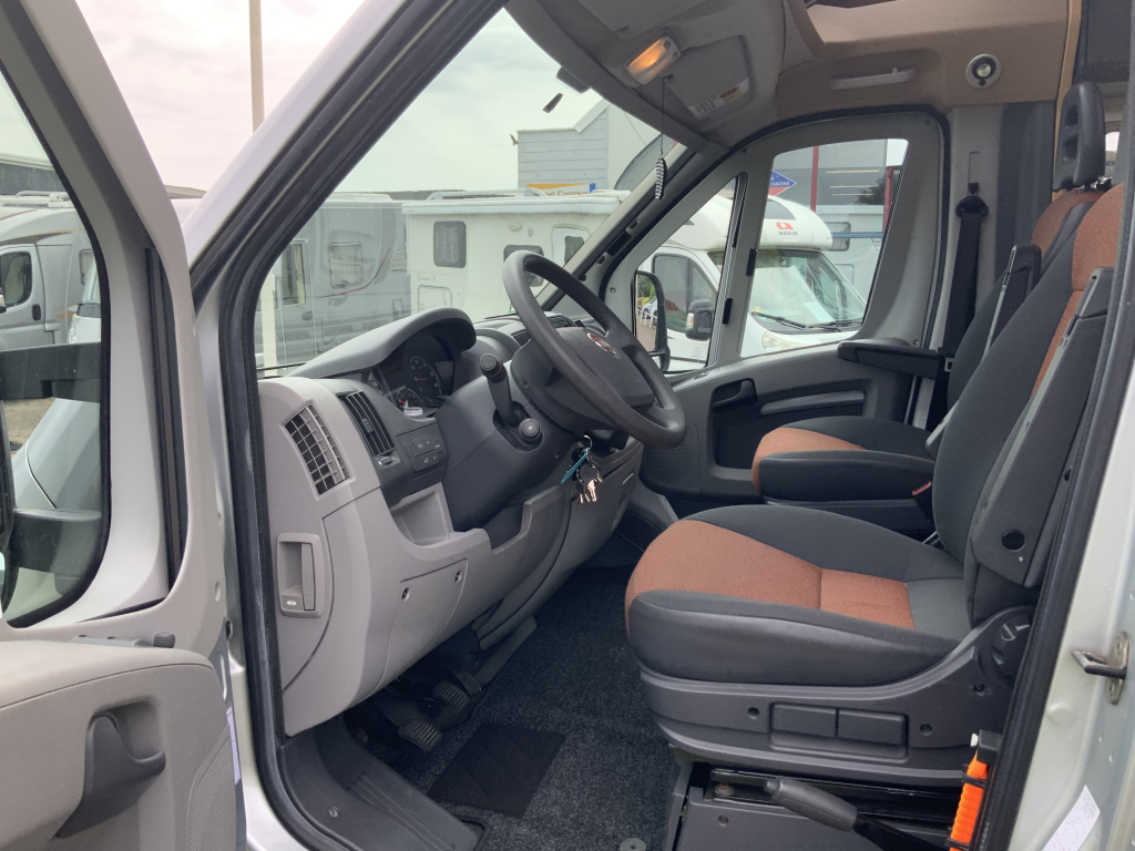 Knaus Van Ti 600 ME – Compleet 3 liter 160 PK Half-integraal, vastbed, halve- treinzit, draaistoelen Camper centrum on the road foto: 22