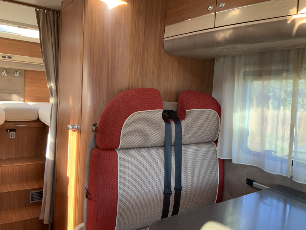 Adria Compact SL 2.3 MultiJ. 130 PK Half-integraal, Enkele-bedden, Bj. 2010 Camper Centrum On the Road aan de Noorderringweg 4 in Marum. foto: 8